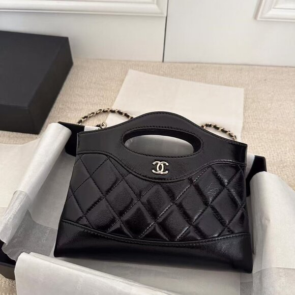 Classic CHANEL Bag: A Stylish and Versatile Choice for Elegance - Picture 3 of 4